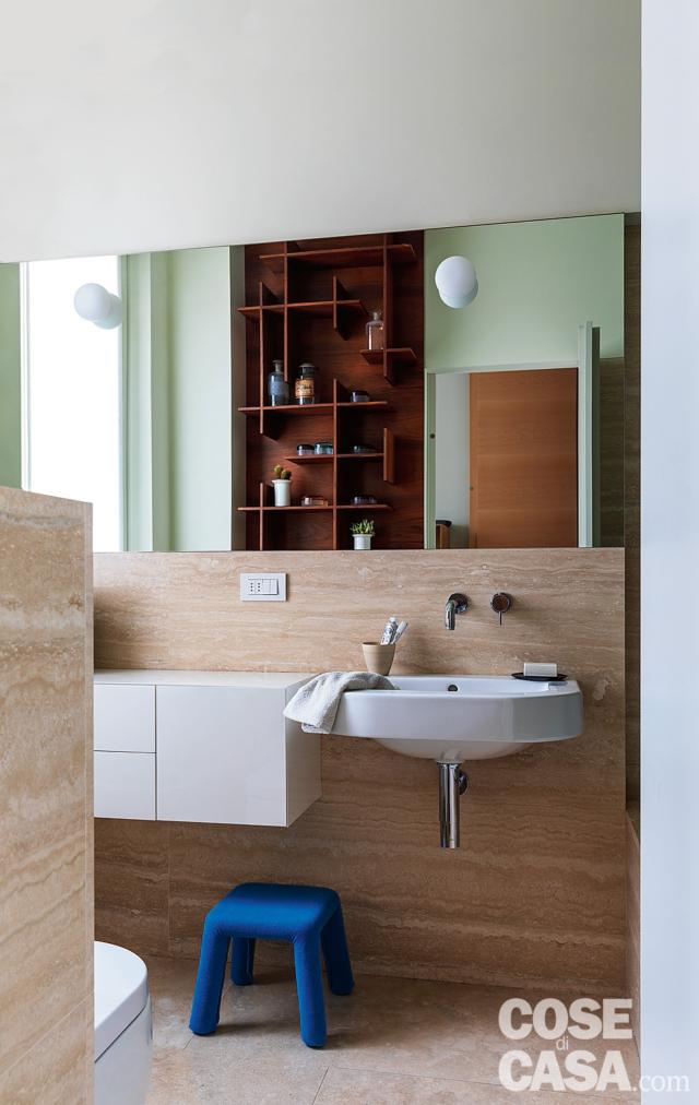 bagno, specchio, lavabo sospeso, mobile sospeso in laccato bianco, rivestimento a parete in marmo, lampade a sospensione bagno, specchio, lavabo sospeso, mobile sospeso in laccato bianco, rivestimento a parete in marmo, lampade a sospensione