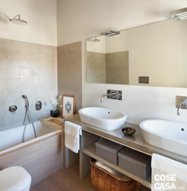 mansarda ristrutturata, bagno, lavabi ovali da appoggio, rubinetteria a parete, specchio, applique, vasca, soffione doccia, ripiani mansarda ristrutturata, bagno, lavabi ovali da appoggio, rubinetteria a parete, specchio, applique, vasca, soffione doccia, ripiani