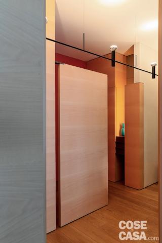 spazi irregolari, ingresso, quinta divisoria, faretti fissati su binario, pavimento in parquet spazi irregolari, ingresso, quinta divisoria, faretti fissati su binario, pavimento in parquet