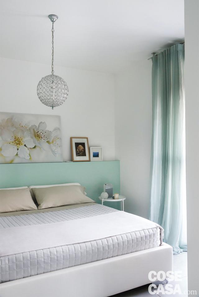 sottotetto in stile nordico, camera matrimoniale, letto tessile, lampada a sospensione sferica a gocce in stile anni '30, testiera verde acqua, finestra sottotetto in stile nordico, camera matrimoniale, letto tessile, lampada a sospensione sferica a gocce in stile anni '30, testiera verde acqua, finestra