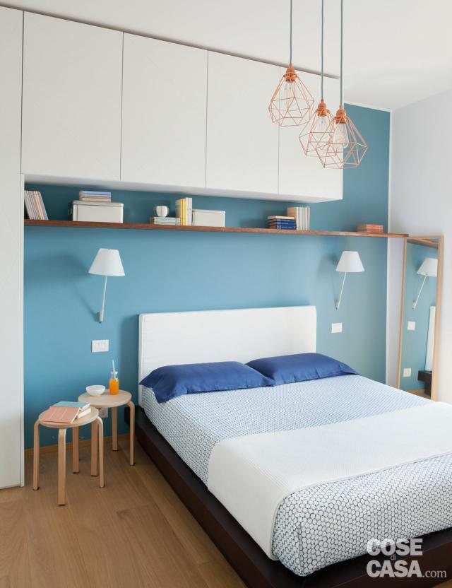 camera, letto matrimoniale, armadio a ponte, parete azzurra, applique bianche, sospensioni in finitura rame, armadio a ponte laccato bianco, specchio camera, letto matrimoniale, armadio a ponte, parete azzurra, applique bianche, sospensioni in finitura rame, armadio a ponte laccato bianco, specchio
