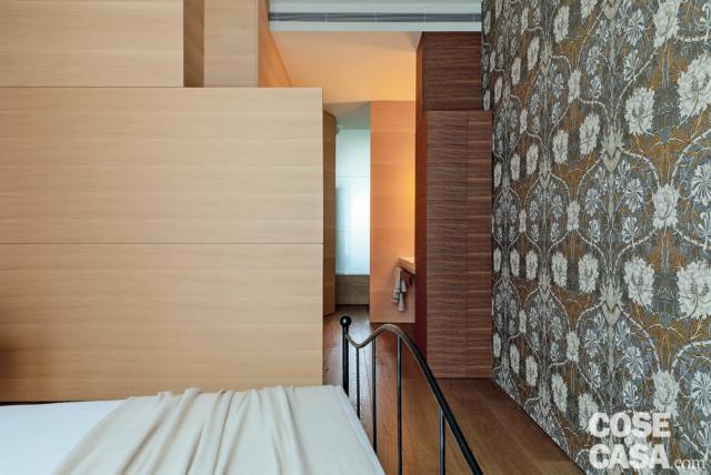 spazi irregolari, camera matrimoniale, pareti in legno, letto in ferro, parete rivestita con carta da parati decorata spazi irregolari, camera matrimoniale, pareti in legno, letto in ferro, parete rivestita con carta da parati decorata