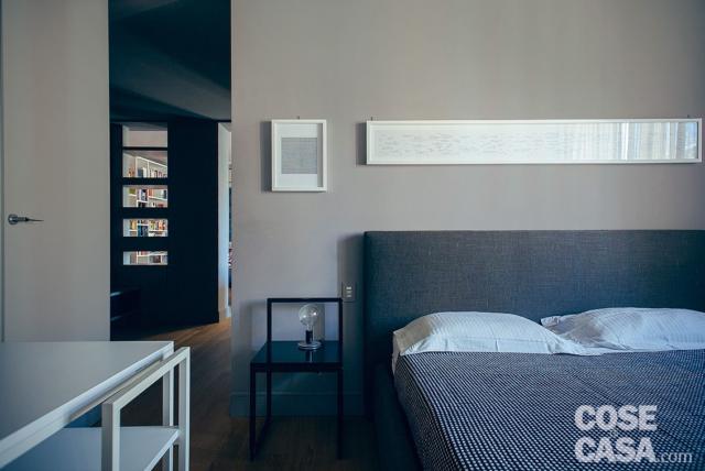 bilocale, camera matrimoniale, letto tessile, testiera imbottita blu, coordinato tono su tono, comodino, lampada da tavolo di design, postazione studio, scrivania, sedia bilocale, camera matrimoniale, letto tessile, testiera imbottita blu, coordinato tono su tono, comodino, lampada da tavolo di design, postazione studio, scrivania, sedia