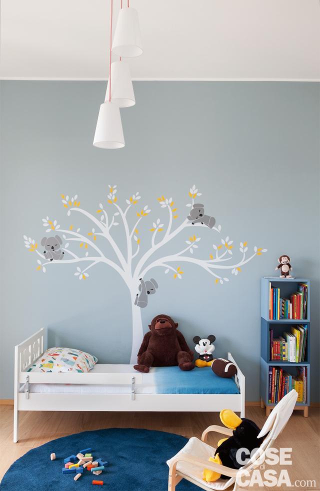 camera ragazzi, letto singolo bianco, lampade a sospensione, parete azzurro pastello, sticker a forma di albero, mini libreria modulare camera ragazzi, letto singolo bianco, lampade a sospensione, parete azzurro pastello, sticker a forma di albero, mini libreria modulare