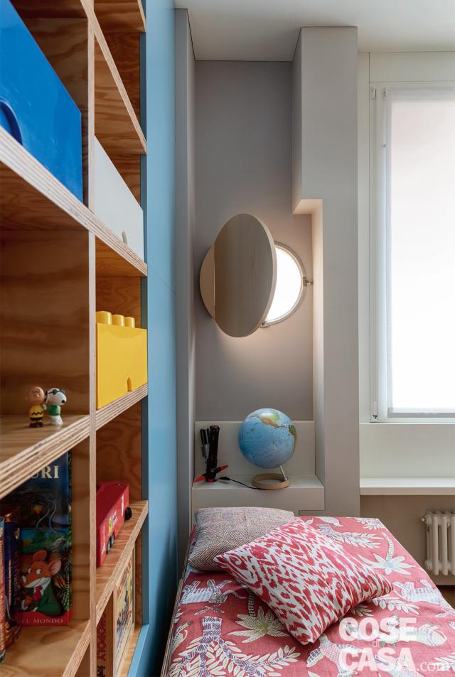 spazi irregolari, camera dei ragazzi, libreria a parete, letto singolo, finestra a oblò, finestra, radiatore spazi irregolari, camera dei ragazzi, libreria a parete, letto singolo, finestra a oblò, finestra, radiatore