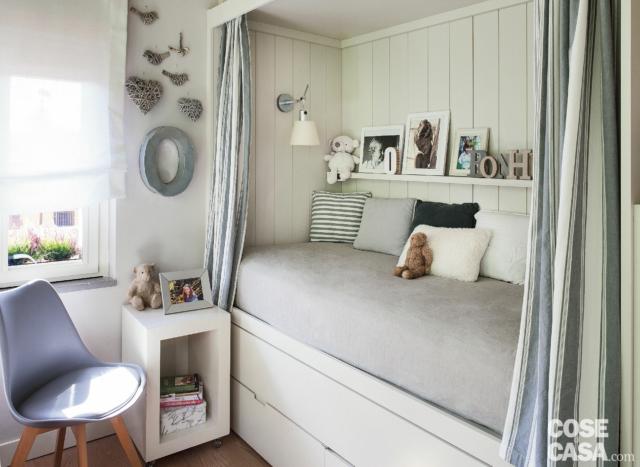 mansarda ristrutturata, camera, letto stile barca con cassettoni, boiserie, applique, cuscini, tenda, comodino, sedia, finestra con tenda a pacchetto mansarda ristrutturata, camera, letto stile barca con cassettoni, boiserie, applique, cuscini, tenda, comodino, sedia, finestra con tenda a pacchetto