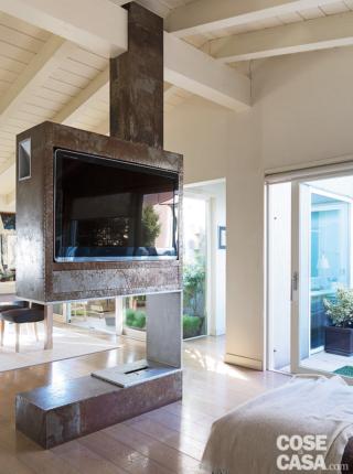zona giorno, camino passante con zona tv integrata, finitura corten