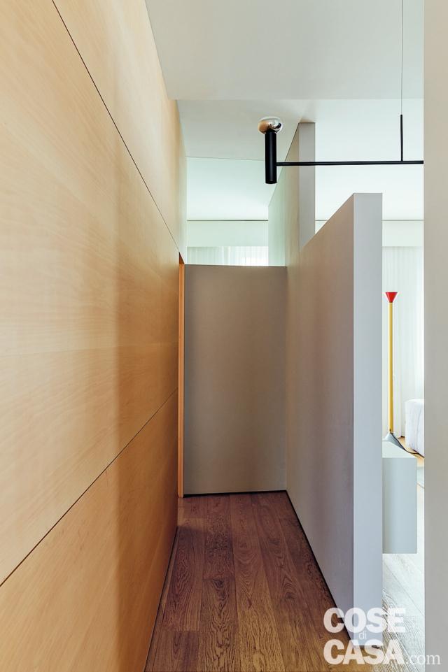 spazi irregolari, corridoio lungo e stretto, parete in legno, quinta, faretti fissati su binario spazi irregolari, corridoio lungo e stretto, parete in legno, quinta, faretti fissati su binario