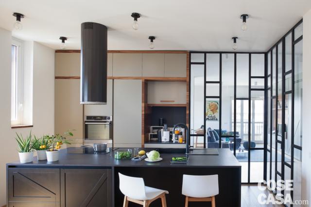 cucina con mobili che dividono, parete vetrata, isola centrale, cappa a cilindro, sgabelli, controsoffitto, faretti cucina con mobili che dividono, parete vetrata, isola centrale, cappa a cilindro, sgabelli, controsoffitto, faretti