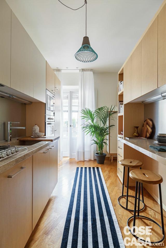 cucina, frontali rovere, passatoia a righe, lampada a sospensione, portafinestra, bancone snack, sgabelli cucina, frontali rovere, passatoia a righe, lampada a sospensione, portafinestra, bancone snack, sgabelli