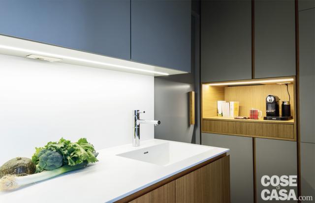 cucina, top in solid surface bianco, miscelatore in acciaio, lavello integrato, pensili in finitura grigia, nicchia illuminata cucina, top in solid surface bianco, miscelatore in acciaio, lavello integrato, pensili in finitura grigia, nicchia illuminata