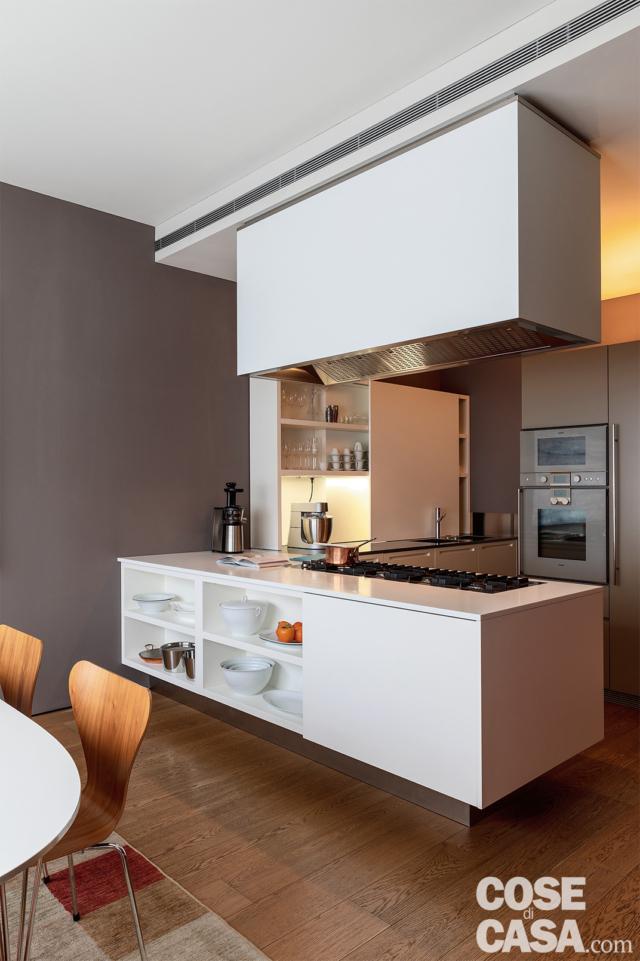 cucina, isola centrale in laccato bianco, zona cottura, cappa a isola, controsoffitto, colonne con forni, zona pranzo cucina, isola centrale in laccato bianco, zona cottura, cappa a isola, controsoffitto, colonne con forni, zona pranzo