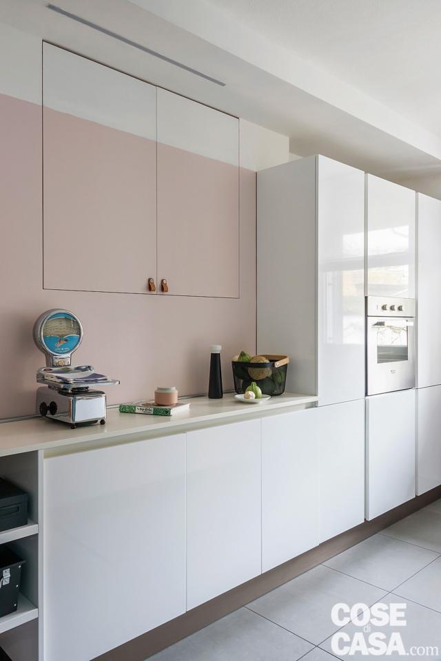 sottotetto in stile nordico, cucina, composizione in laccato bianco lucido, scomparto con ante filomuro, pavimento in gres sottotetto in stile nordico, cucina, composizione in laccato bianco lucido, scomparto con ante filomuro, pavimento in gres