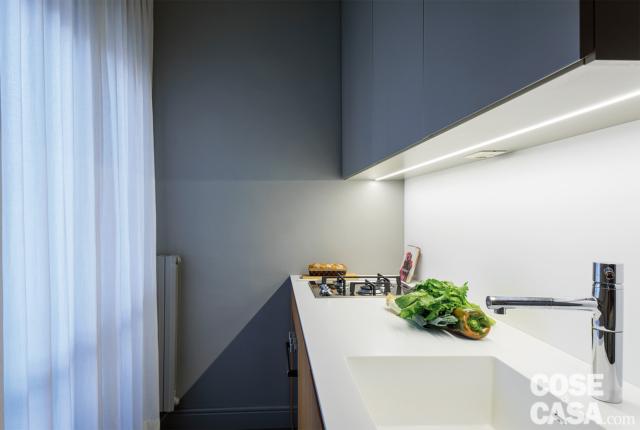 cucina, piano di lavoro in solid surface bianco, miscelatore in acciaio, piano cottura a gas, pensili, portafinestra cucina, piano di lavoro in solid surface bianco, miscelatore in acciaio, piano cottura a gas, pensili, portafinestra