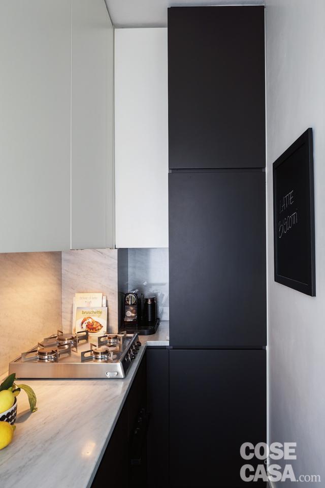 cucina lunga e stretta, piano cottura a gas ribaltabile, piano in marmo, pensili in laccato bianco, luci sottopensili cucina lunga e stretta, piano cottura a gas ribaltabile, piano in marmo, pensili in laccato bianco, luci sottopensili