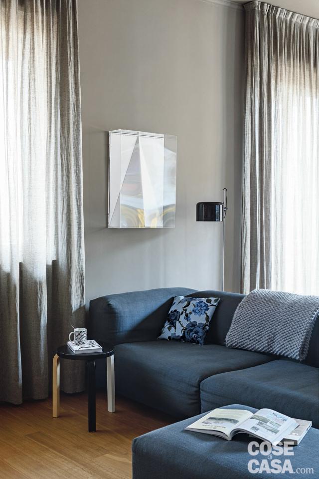 soggiorno, zona conversazione, divano, pouf, finestre, parquet, parete grigia soggiorno, zona conversazione, divano, pouf, finestre, parquet, parete grigia