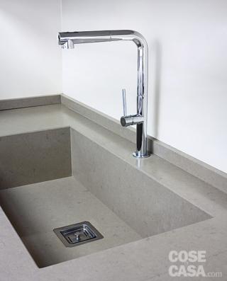 cucina, dettaglio, piano di lavoro e lavello integrato in Silestone, miscelatore in acciaio monoforo