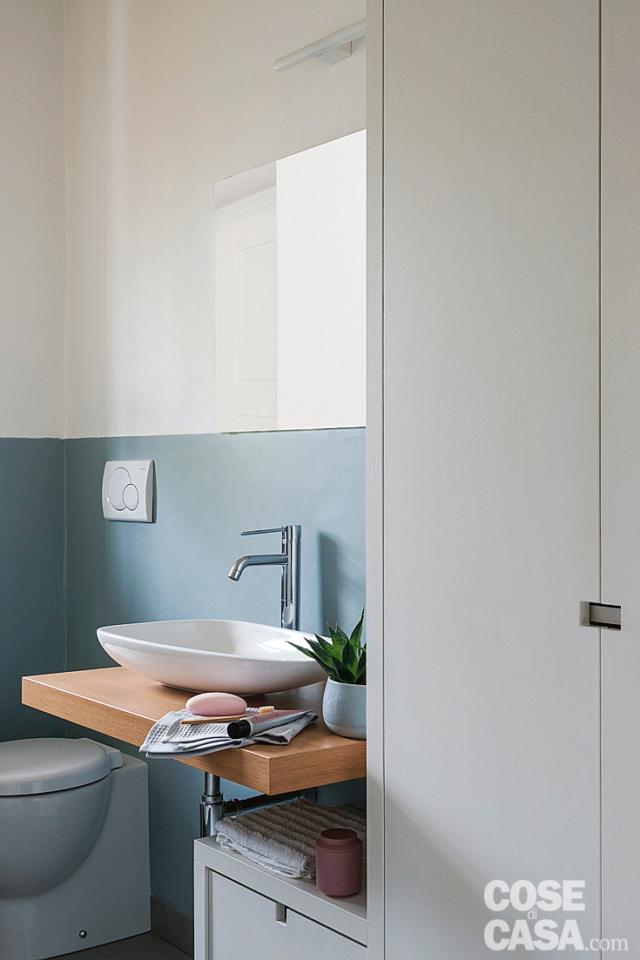bagno, armadio, piano sospeso in legno, lavabo da appoggio, miscelatore, parete azzurra bagno, armadio, piano sospeso in legno, lavabo da appoggio, miscelatore, parete azzurra