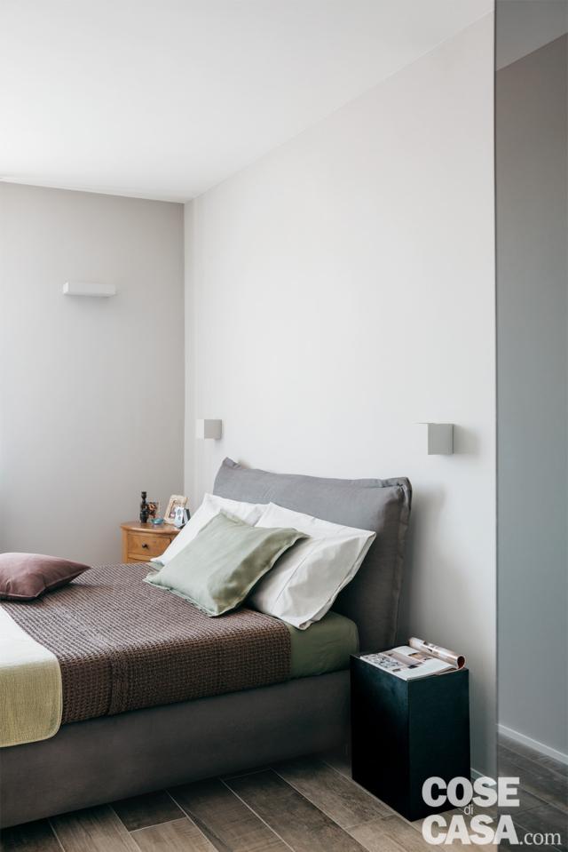 letto con testata imbottita e comodini spaiati letto con testata imbottita e comodini spaiati