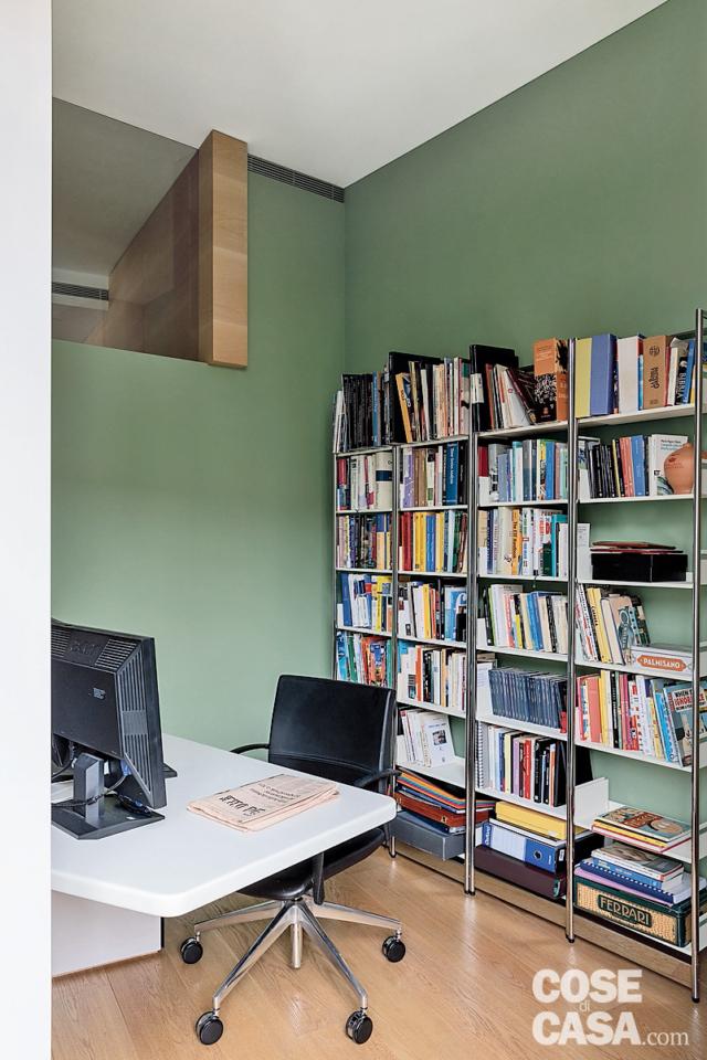 spazi irregolari, zona studio, pareti verdi, libreria a giorno in metallo, scrivania, sedia su ruote spazi irregolari, zona studio, pareti verdi, libreria a giorno in metallo, scrivania, sedia su ruote