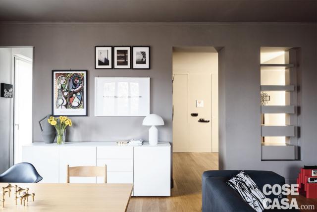 soggiorno, mobile in laccato bianco, lampada da tavolo di design, nicchia passante con ripiani, pareti grigie, tavolo da pranzo, divano soggiorno, mobile in laccato bianco, lampada da tavolo di design, nicchia passante con ripiani, pareti grigie, tavolo da pranzo, divano