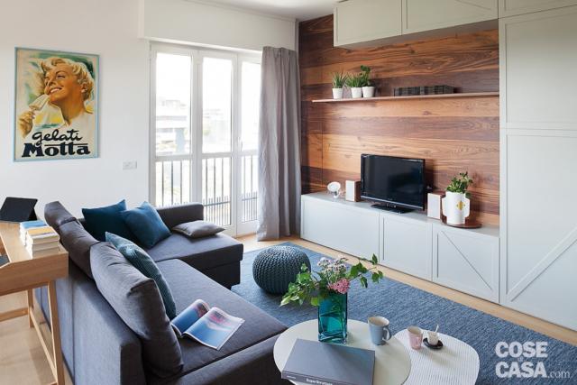 zona conversazione, divano con chaise-longue, tappeto, tavolino, parete attrezzata con boiserie, zona tv, portafinestra zona conversazione, divano con chaise-longue, tappeto, tavolino, parete attrezzata con boiserie, zona tv, portafinestra