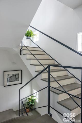 scala, corrimano in ferro, gradini con pedate in pietra scala, corrimano in ferro, gradini con pedate in pietra