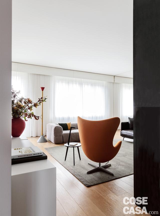 soggiorno, finestre, tendaggi bianchi, pavimento in parquet, tappeto, tavolino con lampada, poltrona di design arancione, lampada da terra, divano soggiorno, finestre, tendaggi bianchi, pavimento in parquet, tappeto, tavolino con lampada, poltrona di design arancione, lampada da terra, divano