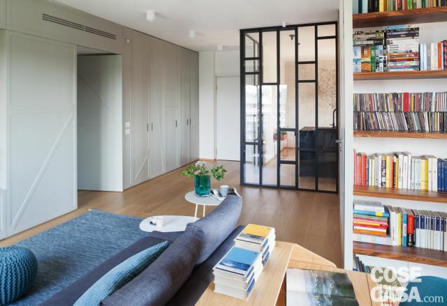 ingresso, box vetrato della cucina, parquet, parete attrezzata, divano, tavolino, libreria, controsoffitto, faretti ingresso, box vetrato della cucina, parquet, parete attrezzata, divano, tavolino, libreria, controsoffitto, faretti