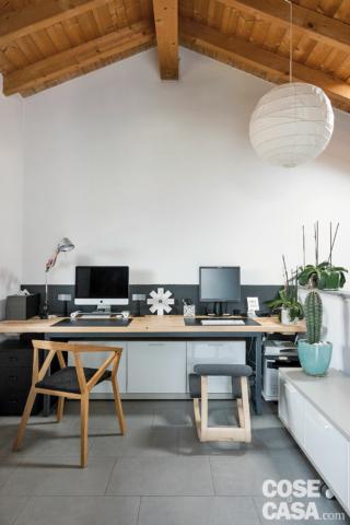 sottotetto, copertura a falda, zona studio, scrivania, sedia, seduta ergonomica, pavimento in gres. panchetta, lampada a sospensione sferica in carta di riso sottotetto, copertura a falda, zona studio, scrivania, sedia, seduta ergonomica, pavimento in gres. panchetta, lampada a sospensione sferica in carta di riso