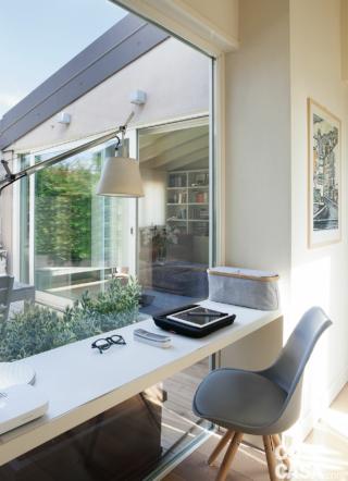 mansarda ristrutturata, corridoio, postazione studio, piano sospeso, sedia, lamapda a braccio orientabile, terrazzino