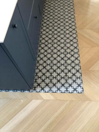 tappeto piastelle sotto mobile cucina