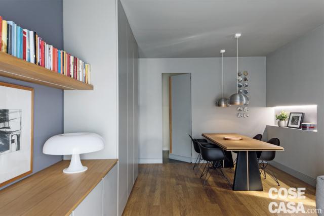 living, zona pranzo, tavolo con piano in legno, nicchie illuminate, lampade a sospensione, pavimento in parquet, lampada da tavolo di design, ripiani, pareti tinteggiate in grigio living, zona pranzo, tavolo con piano in legno, nicchie illuminate, lampade a sospensione, pavimento in parquet, lampada da tavolo di design, ripiani, pareti tinteggiate in grigio