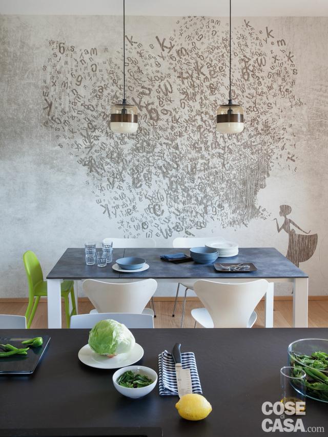 cucina, zona pranzo, carta da parati decorata, tavolo, sedie bianche e verdi, lampade a sospensione, isola centrale cucina, zona pranzo, carta da parati decorata, tavolo, sedie bianche e verdi, lampade a sospensione, isola centrale