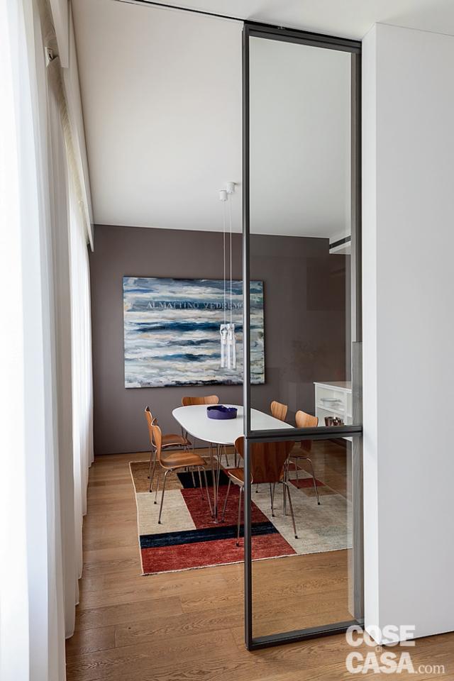 zona giorno, porta vetrata, zona pranzo, tavolo ovale, sedie, tappeto, parete grigia, quadro, finestre, pavimento in parquet zona giorno, porta vetrata, zona pranzo, tavolo ovale, sedie, tappeto, parete grigia, quadro, finestre, pavimento in parquet