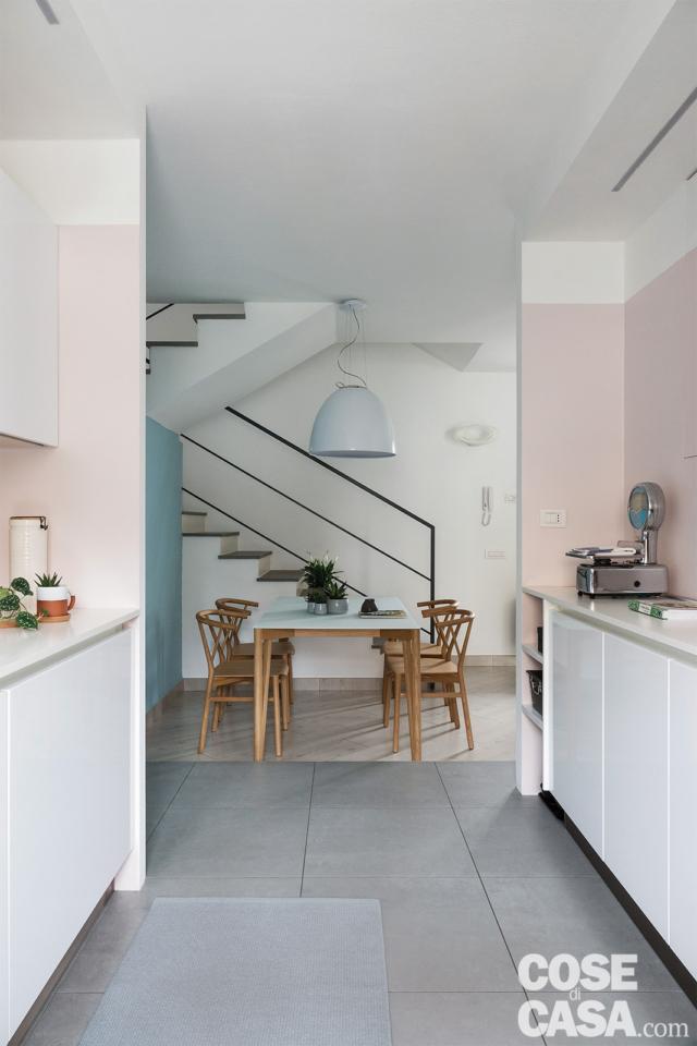 sottotetto in stile nordico, cucina, composizione su due lati, pedana, pavimento in gres grigio, tavolo da pranzo, scala sottotetto in stile nordico, cucina, composizione su due lati, pedana, pavimento in gres grigio, tavolo da pranzo, scala