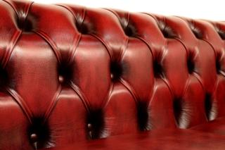 Lavorazione capitonnè divano Chesterfield