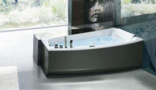 Shivà di BluBleu (www.blubleu.it) è la vasca trapezoidale con pannello colorato, lucido od opaco e una serie di accessori wellness e relax. Misura L 180 x P 68/115 x H 60 cm e capacità di 340 lt. Disponibile anche con idromasaggio, senza costa 2.075 euro + Iva.