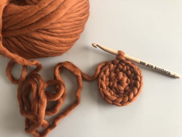 CESTA Si lavora con il colore A. Avvia 1 catenella più 2 catenelle extra con il tuo uncinetto WAK. Lavora dal giro 1 al giro 5 a mezzo punto alto, realizzando i seguenti aumenti: Giro 1: lavora 7 mezzi punti alti nella prima catenella realizzata. Chiudi il giro attraverso un punto bassissimo nell’ultima catenella di avvio. Ricorda che le catenelle di avvio contano come la prima maglia del giro, per cui avrai un totale di 8 maglie. Giro 2: fai 1 aumento a mezzo punto alto in ogni maglia. Chiudi il giro. Avrai un totale di 16 maglie. CESTA Si lavora con il colore A. Avvia 1 catenella più 2 catenelle extra con il tuo uncinetto WAK. Lavora dal giro 1 al giro 5 a mezzo punto alto, realizzando i seguenti aumenti: Giro 1: lavora 7 mezzi punti alti nella prima catenella realizzata. Chiudi il giro attraverso un punto bassissimo nell’ultima catenella di avvio. Ricorda che le catenelle di avvio contano come la prima maglia del giro, per cui avrai un totale di 8 maglie. Giro 2: fai 1 aumento a mezzo punto alto in ogni maglia. Chiudi il giro. Avrai un totale di 16 maglie.