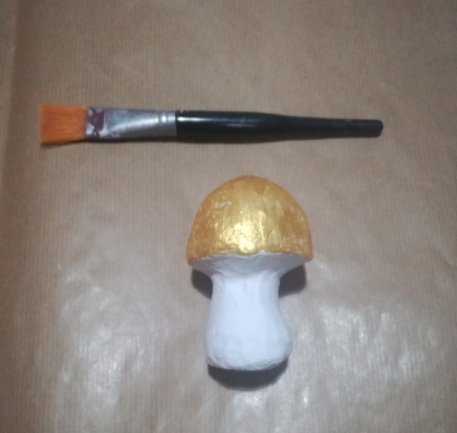 Decorate il cappello del fungo con la pittura oro stendendo il colore in modo uniforme quindi lasciate asciugare e ripetete l’operazione. Alternate la colorazione dei funghi lasciando qualche elemento dipinto di bianco. Decorate il cappello del fungo con la pittura oro stendendo il colore in modo uniforme quindi lasciate asciugare e ripetete l’operazione. Alternate la colorazione dei funghi lasciando qualche elemento dipinto di bianco.