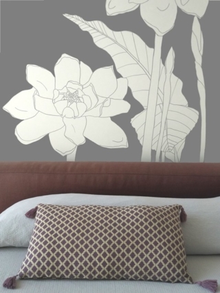 Con la pittura lavabile non è necessario proteggere il murale con altre vernici ma in ambienti di passaggio o bagni e cucine è meglio impermeabilizzare il dipinto con una finitura trasparente all’acqua opaca (liquida o spray).