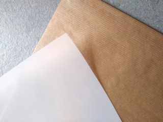 foglio di carta da pacco e acetato per creare mascherina per stencil foglio di carta da pacco e acetato per creare mascherina per stencil