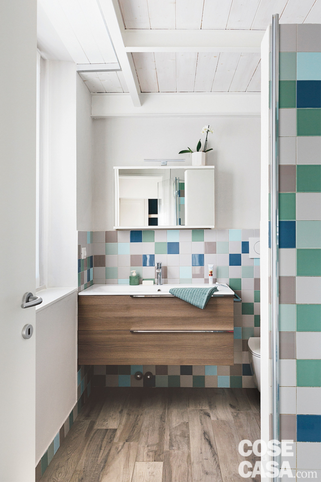 zona lavabo nel bagno al piano superiore della casa di 100 mq su due livelli più il soppalco zona lavabo nel bagno al piano superiore della casa di 100 mq su due livelli più il soppalco