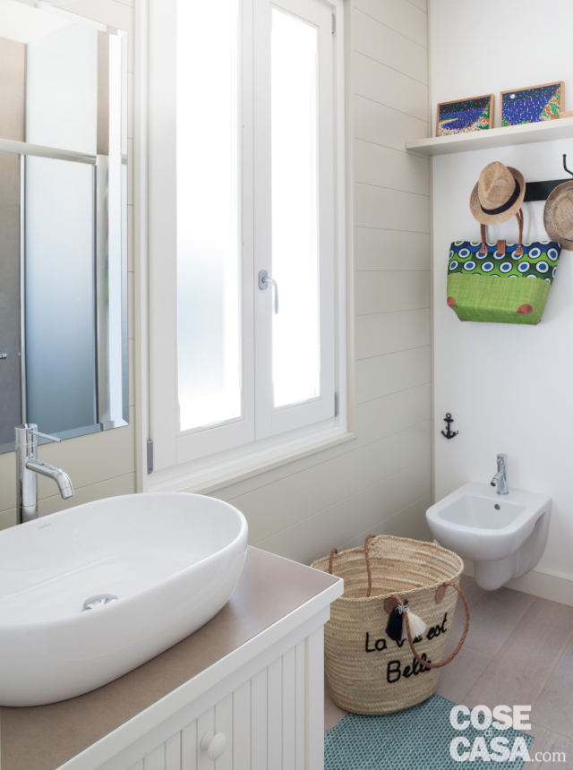 bagno, finestra, mobile con lavabo da appoggio, specchio, cesto, bidet sospeso, mensola bagno, finestra, mobile con lavabo da appoggio, specchio, cesto, bidet sospeso, mensola