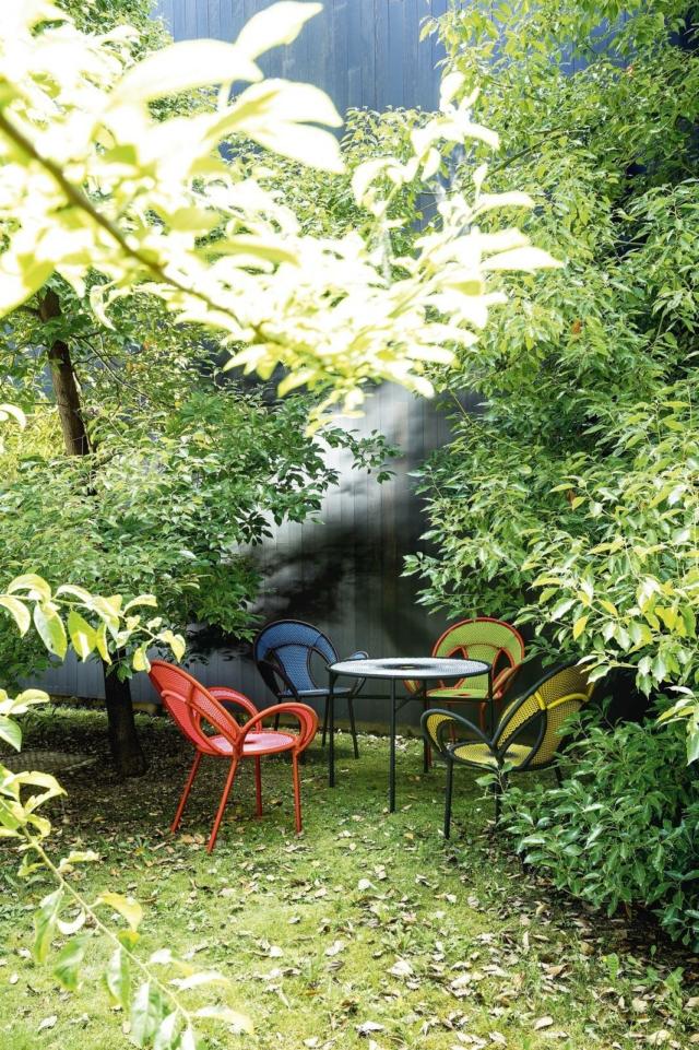 banjooli tavolino e sedie collection moroso in metallo con seduta e schienale in polietilene intrecciato in tre diversi colori banjooli tavolino e sedie collection moroso in metallo con seduta e schienale in polietilene intrecciato in tre diversi colori
