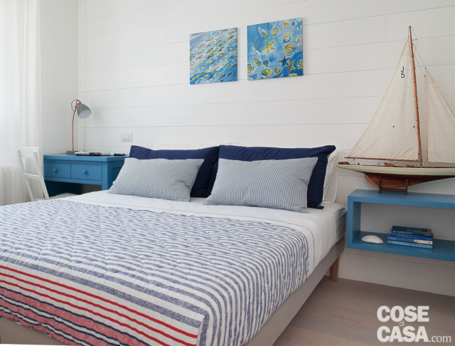 villa al mare, camera, letto matrimoniale, copriletto a righe, comodini azzurri, lampada da tavolo, modello di barca a vela villa al mare, camera, letto matrimoniale, copriletto a righe, comodini azzurri, lampada da tavolo, modello di barca a vela