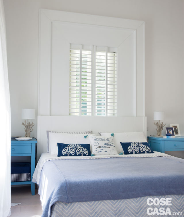 villa al mare, camera matrimoniale, letto, finestra, frangisole, comodini azzurri in legno, abat-jour, copriletto azzurro, cuscini villa al mare, camera matrimoniale, letto, finestra, frangisole, comodini azzurri in legno, abat-jour, copriletto azzurro, cuscini