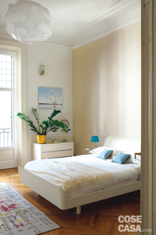 Nella camera matrimoniale, l'armadio in laccato bianco opaco che occupa la parete di fronte al letto è stato realizzato su misura dalla ditta Invernizzi. La poltroncina color senape è il modello Coogee, il tavolino è Lalinde, entrambi di Sentou. Tappeto Canevas di Gan. Il letto, su disegno, è in frassino laccato bianco, con completo tessile e plaid di Marina C.
6. con vetri piombati
Nella camera, come negli altri ambienti, i serramenti sono stati sostituiti perché quelli preesistenti, dei primi del '900, non garantivano un adeguato isolamento termico.
I nuovi sono sempre in legno, sul modello degli originali: viene infatti riproposta la lavorazione modanata, la tipologia di maniglia in metallo e anche la piombatura decorativa interno vetro nella parte superiore (simile a quella delle vetrate delle chiese), sempre su disegno originale. Si tratta però ora di vetrocamera basso-emissiva a triplo strato in vetro extrachiaro; gli infissi sono ad alto rendimento per evitare dispersioni di calore.
7. A punto croce
Tra il letto e l'armadio, la larghezza del passaggio è definita dai colori del tappeto in feltro, in perfetto abbinamento con i toni caldi del parquet. È un modello di design attuale, caratterizzato però da una lavorazione che reinterpreta la tecnica tradizionale del ricamo a punto croce: i fili di lana sono intrecciati sulla base in feltro, come su un canovaccio.