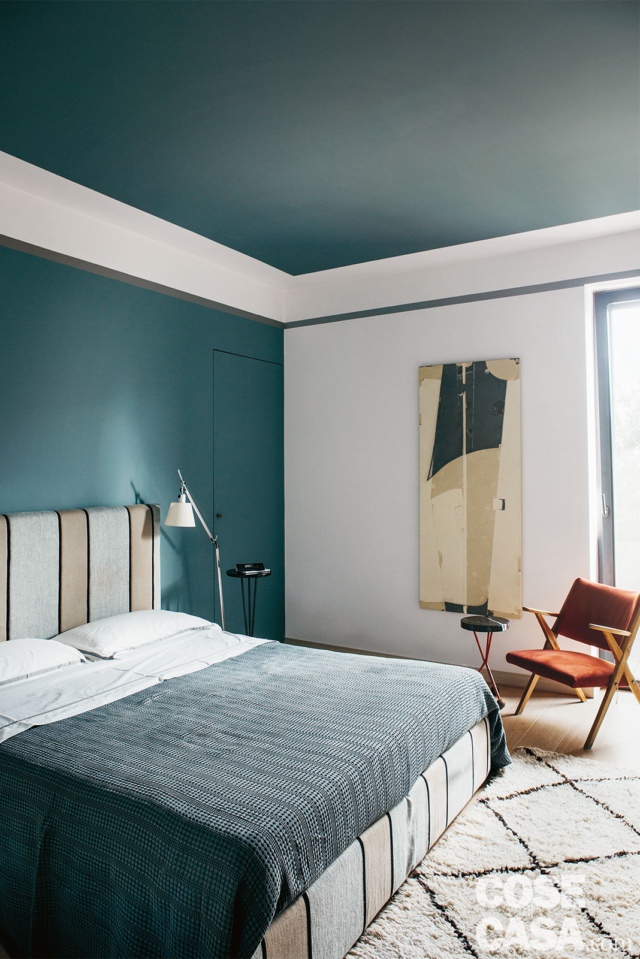 camera matrimoniale, letto tessile con testiera rigata, lampada a braccio orientabile, tappeto, poltroncina, vetrata, pareti e soffitto color ottanio, completo tessile coordinato camera matrimoniale, letto tessile con testiera rigata, lampada a braccio orientabile, tappeto, poltroncina, vetrata, pareti e soffitto color ottanio, completo tessile coordinato