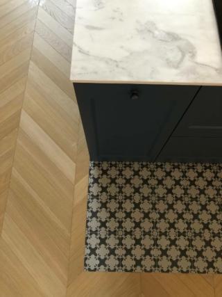 dettaglio parquet e piastrella in cucina